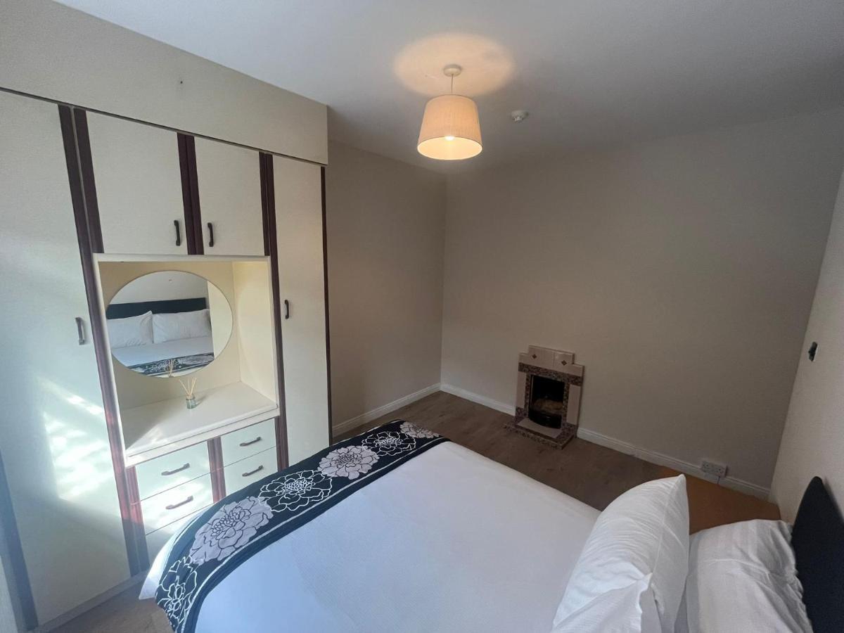 Yeats Lodge Self Catering Apartment And Bar Голвей Екстер'єр фото