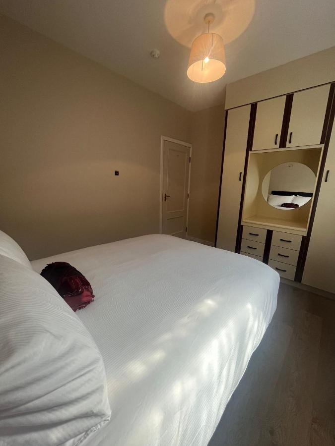 Yeats Lodge Self Catering Apartment And Bar Голвей Екстер'єр фото