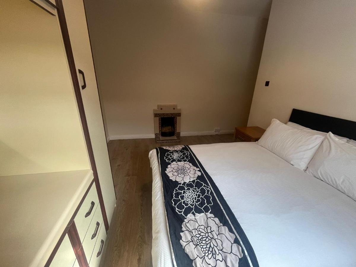 Yeats Lodge Self Catering Apartment And Bar Голвей Екстер'єр фото