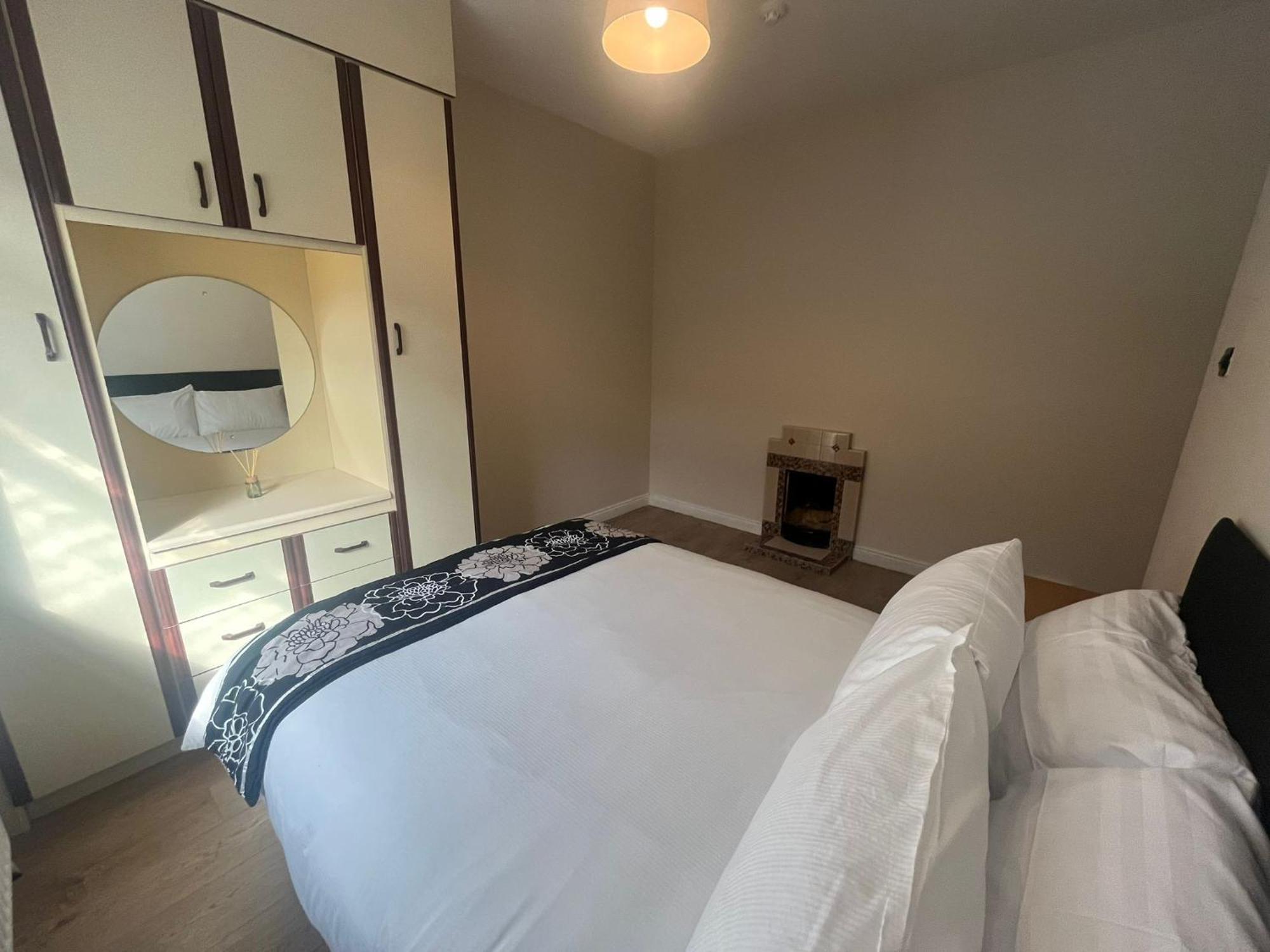 Yeats Lodge Self Catering Apartment And Bar Голвей Екстер'єр фото