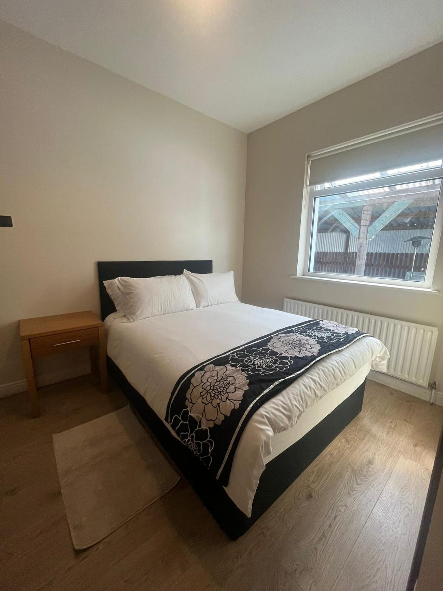 Yeats Lodge Self Catering Apartment And Bar Голвей Екстер'єр фото