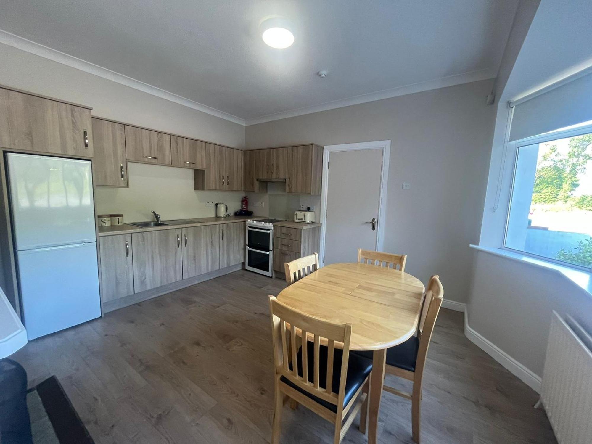 Yeats Lodge Self Catering Apartment And Bar Голвей Екстер'єр фото