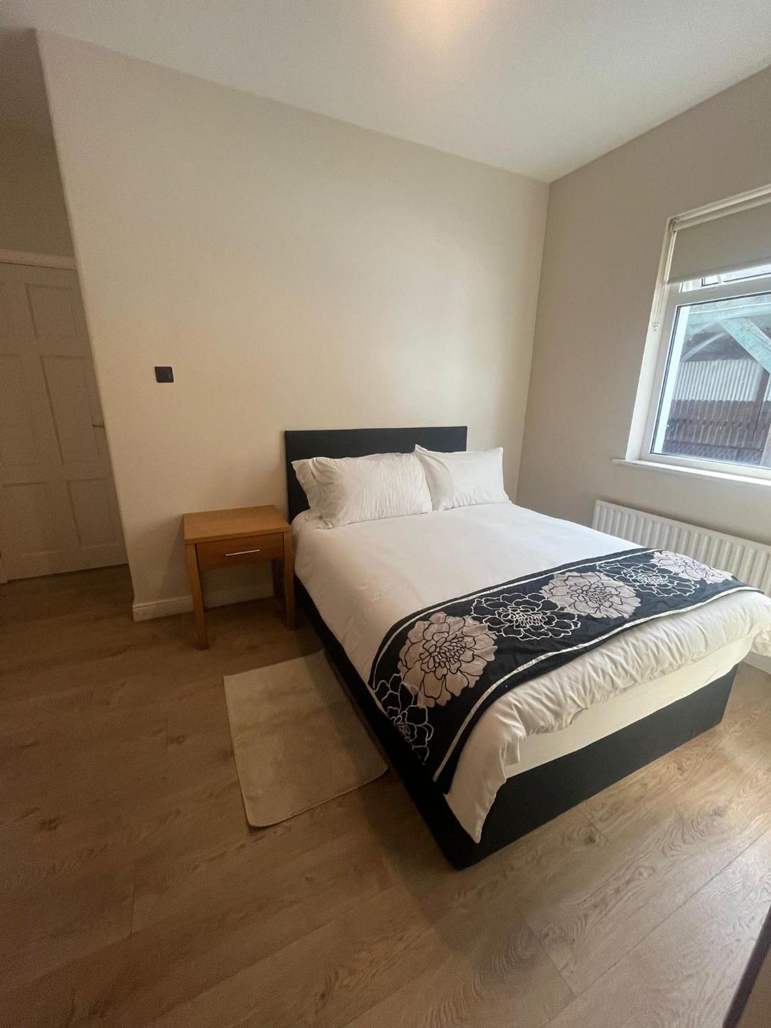 Yeats Lodge Self Catering Apartment And Bar Голвей Екстер'єр фото