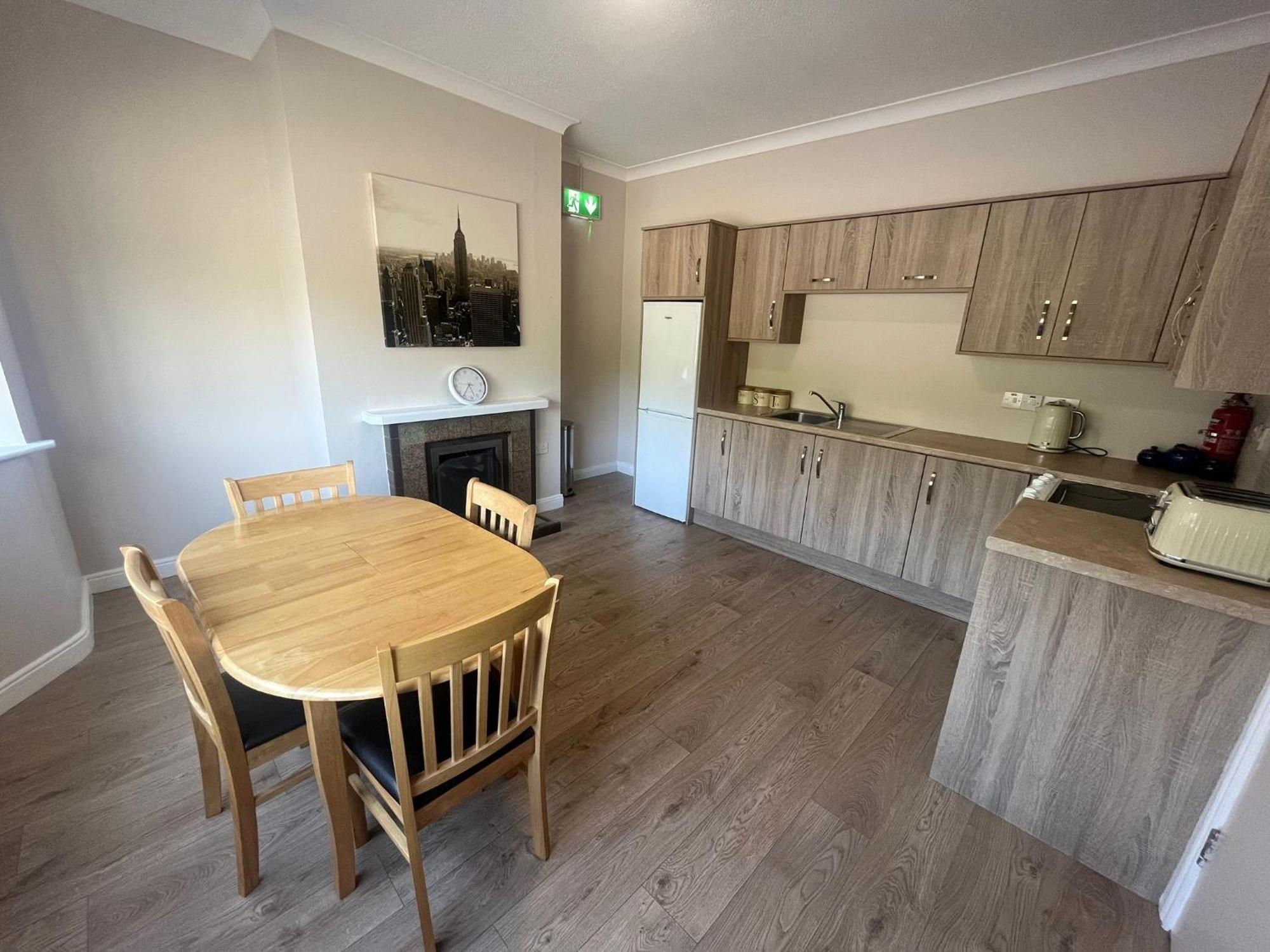 Yeats Lodge Self Catering Apartment And Bar Голвей Екстер'єр фото