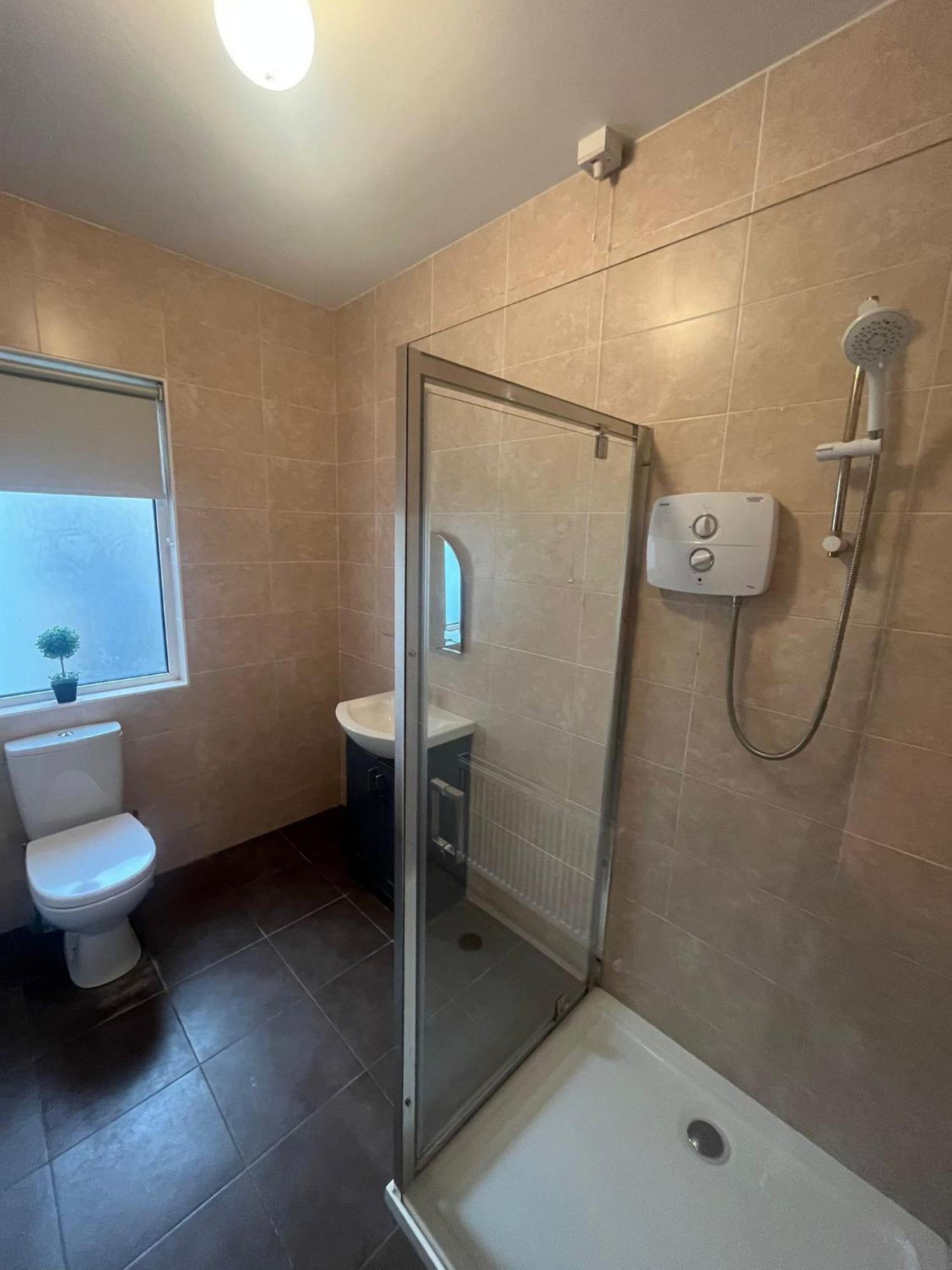 Yeats Lodge Self Catering Apartment And Bar Голвей Екстер'єр фото
